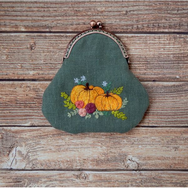 coin_purse_wiht_embroidered_pumpkin.jpg