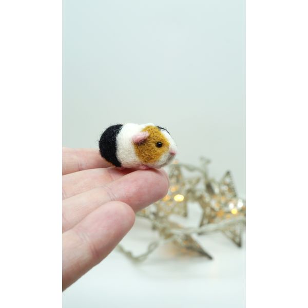miniature-needle-felted-guinea-pig-1