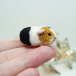 Tiny needle felted guinea pig, tricolor guinea pig, miniature pet portrait figurine