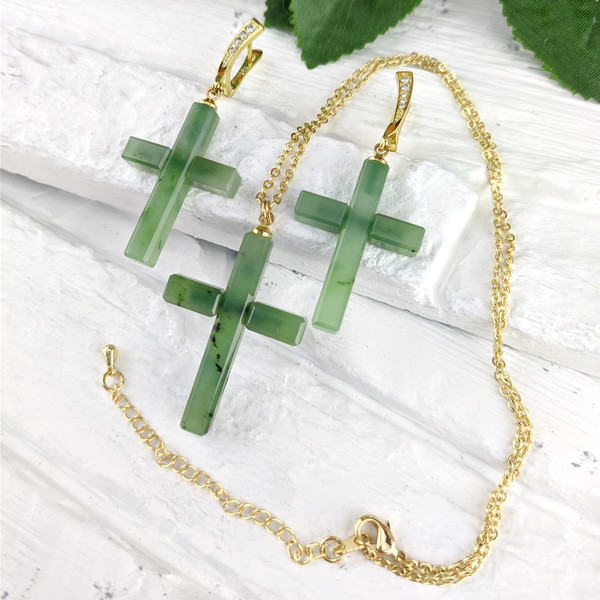 set jade crosses earrings and pendant (2)