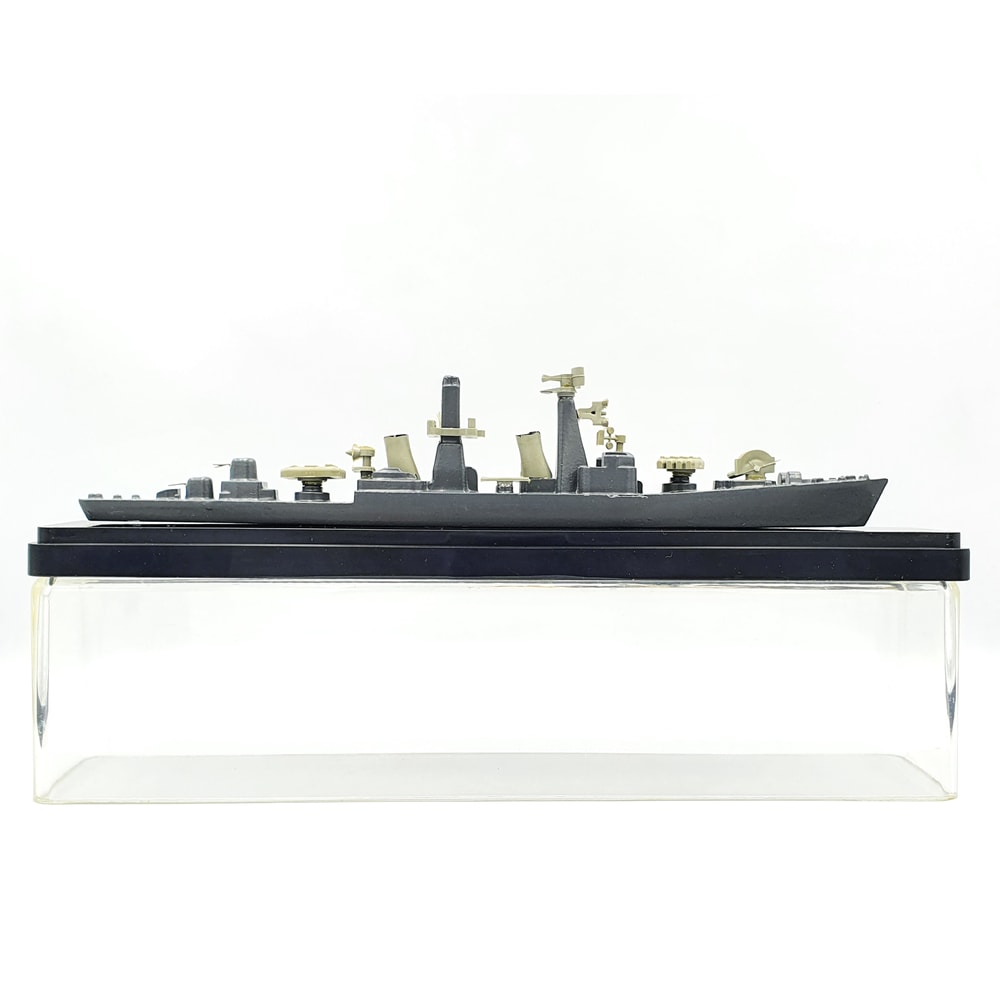 1 Vintage Diecast Ship Model Guards Missile Cruiser VARYAG USSR 1970s.jpg