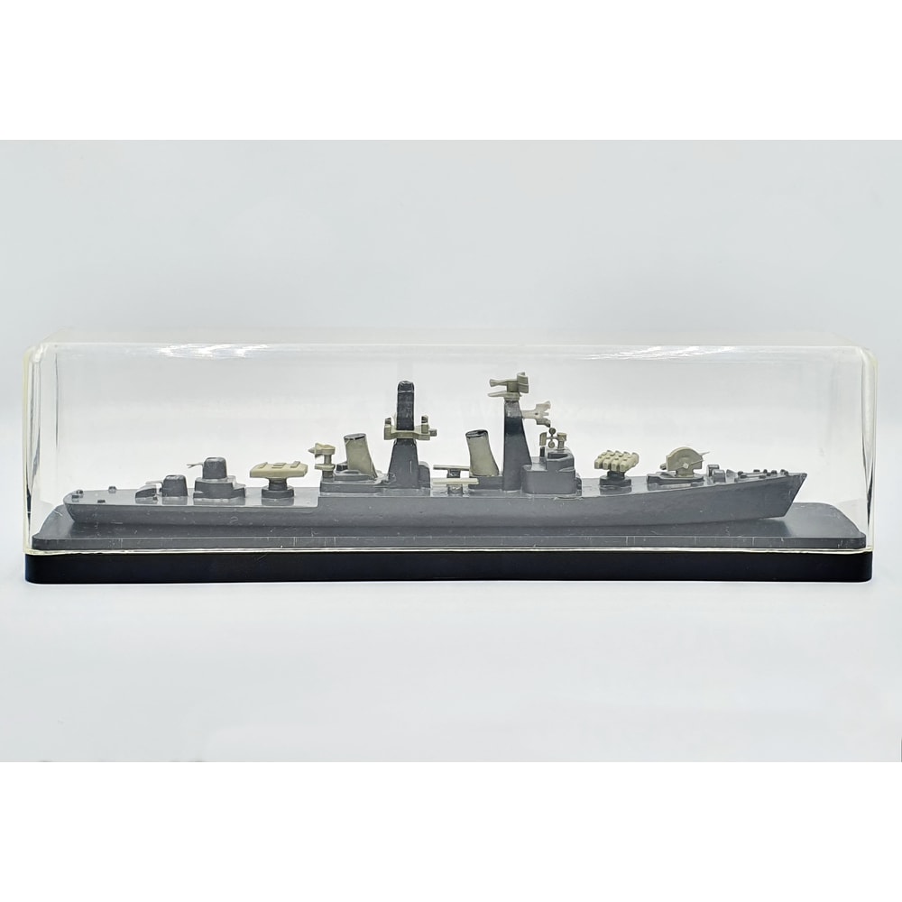 2 Vintage Diecast Ship Model Guards Missile Cruiser VARYAG USSR 1970s.jpg