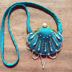 Pouch handmade, textile jewelry, sea shell.