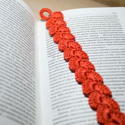 crochet bookmark for books- bookmark crochet tutorial- crochet book accessory for book lovers- crochet gift pattern