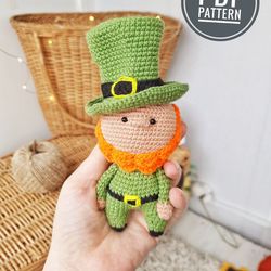 Amigurumi Leprechaun crochet pattern and clover for Saint Patricks day. Amigurumi leaf Clover pattern