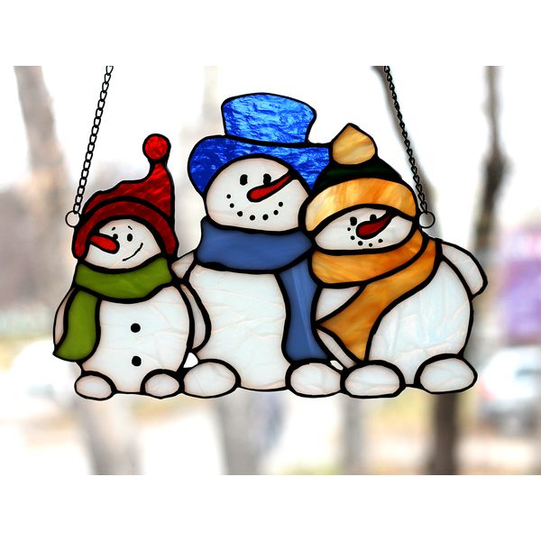 Christmas-stained-glass-suncatcher-three-hugging-snowmen-in-colorful-hats-and-scarves-This-suncatcher-is-made-from-a-stained-glass-pattern-by-Ksenia-Kolodochka