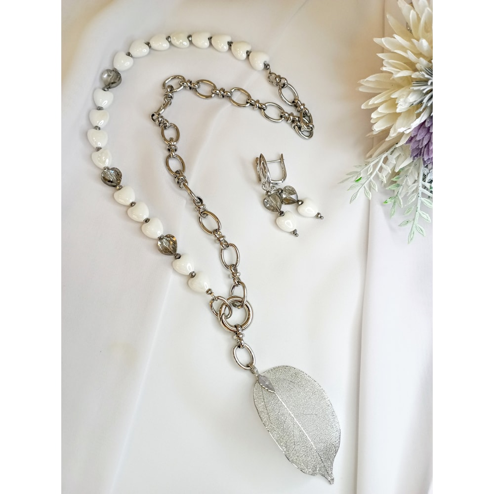 Heart-necklace-silver-and-white-with-leaf-pendant-and-earrings.jpg