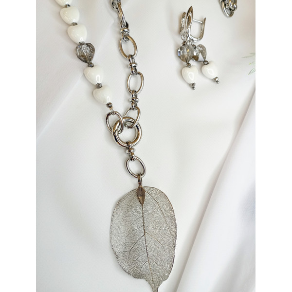 Necklace-with-white-hearts-and-silver-leaf-pendant.jpg