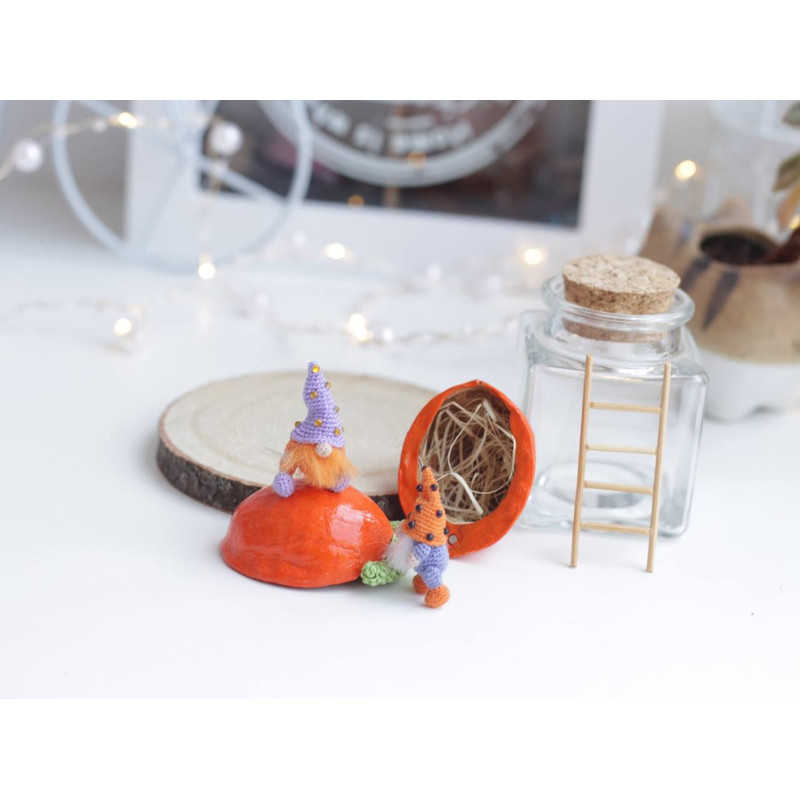 Christmas-gnomes-in-walnut-box.jpeg