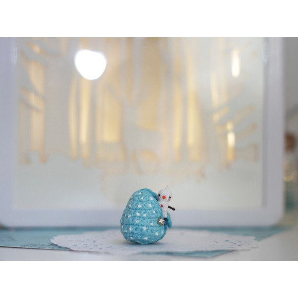 tiny-crochet-snowman-in-egg.jpeg