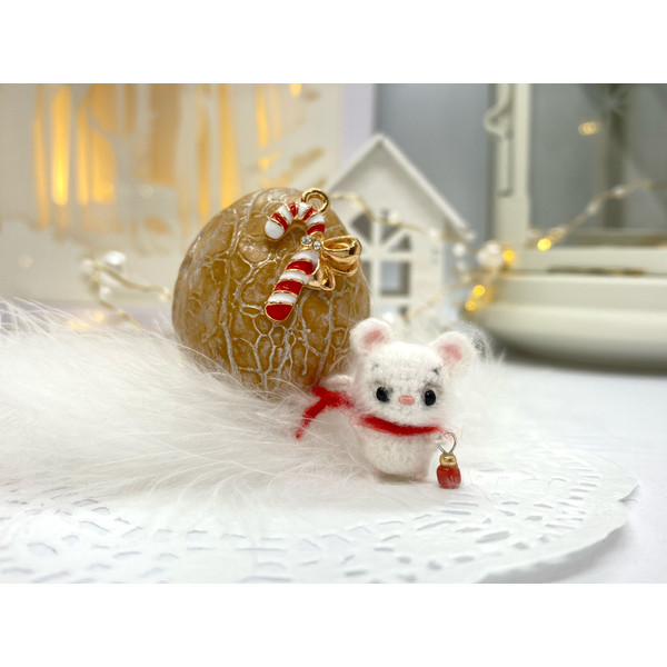 Christmas-miniature-mouse-in-walnut.jpeg