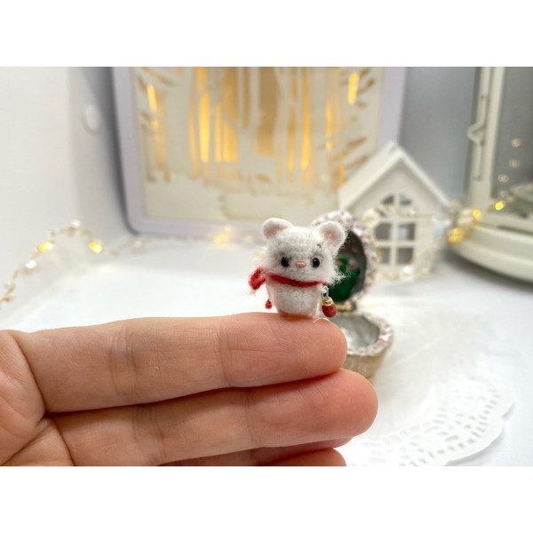 tiny-crochet-mouse-christmas-miniature.jpeg