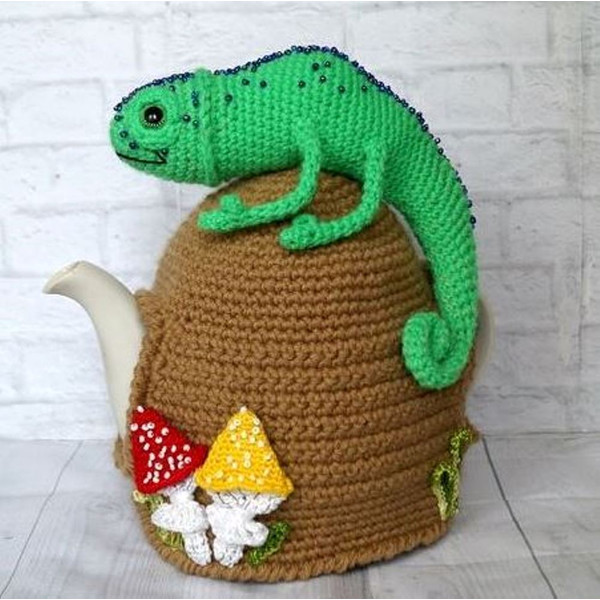 crochet tea cosy Chameleon