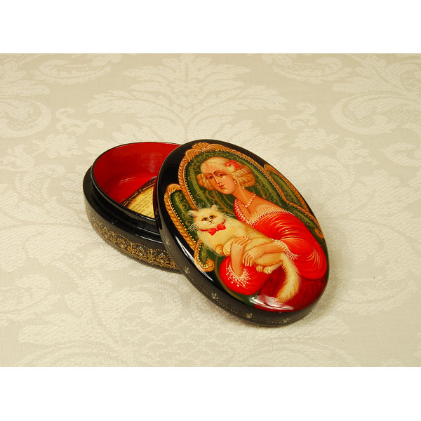 Lady and cat lacquer box