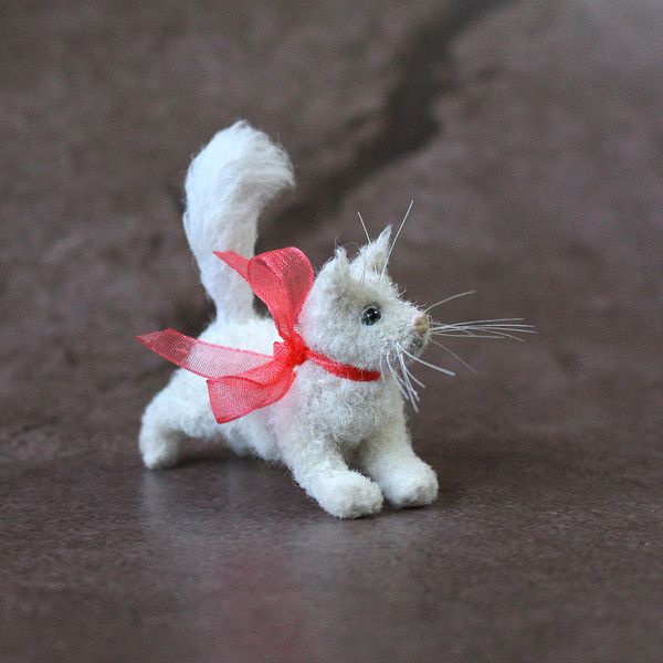 Cute-white-kitten-with-a-bow.jpg