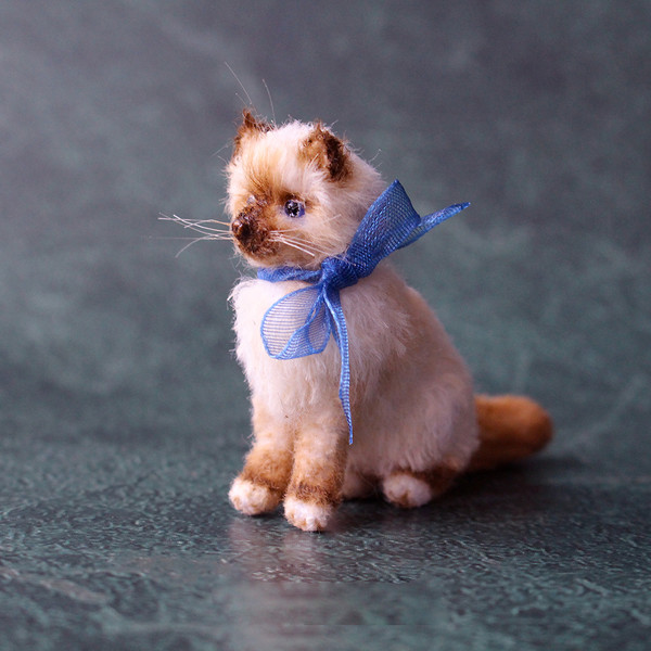 mini-toy-of-siamese-cat-looks-like-real.jpg