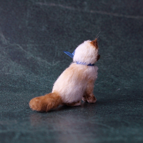 miniature-realistic-toy-of-cat-back-view.jpg