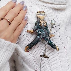 Embroidered brooch with Jazz singing frog. Brooch on a wire frame, you can bend the whole body and the microphone.