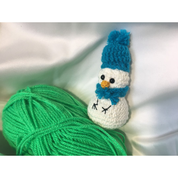 Crochet-Snowman-Amigurumi-with-blue-hat-and-blue-scarf-number-2-Snowman-Keychain-Amigurumi-Gift-Xmas-tree-ornament-Eyeletshop-amigurumi-2.JPG