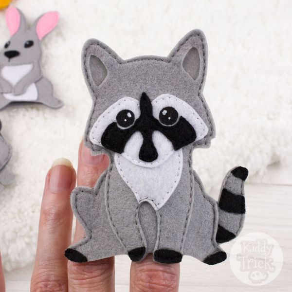 Felt finger toy raccoon