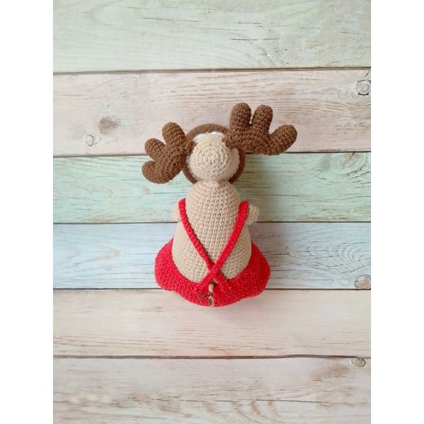 moose-crochet-toy-in-red-jumpsuit-10