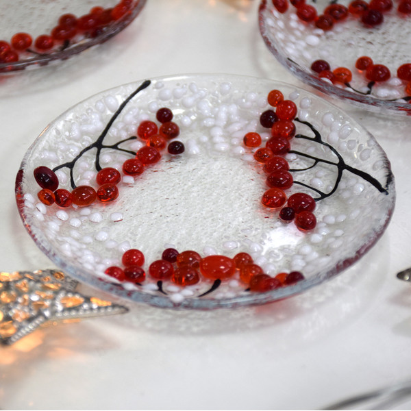 glass plate with winter berry3.jpg