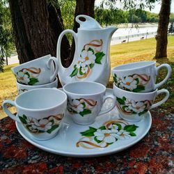 Ceramic tableware set. Large pizza plate, six cups, a pitcher for hot and cold drinks. A great gift for the family.