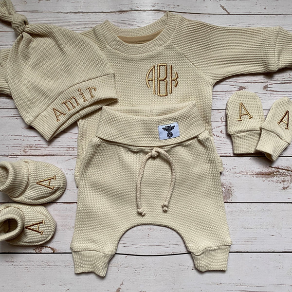 Minimalist-baby-clothes-Unisex-gender-neutral-baby-clothes-Newborn-boy-coming-home-outfit-Oatmeal-Organic-baby-clothes-Baby-shower-gift-basket-20.jpg