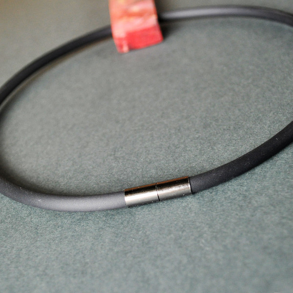 magnetic closure with rubber cord