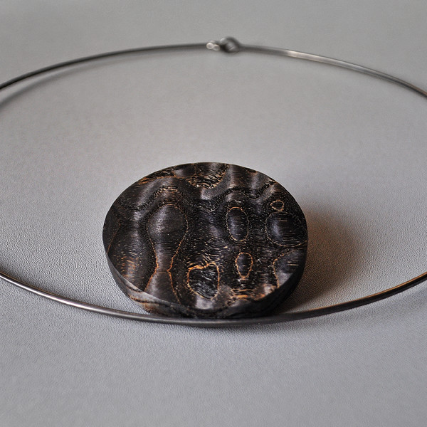 round gray wooden necklace element 1