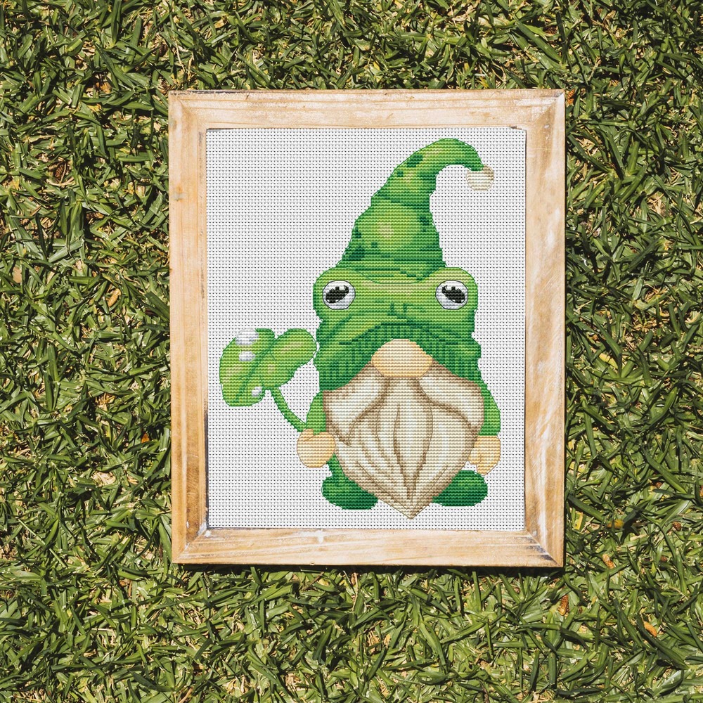 empty-chalkboard-with-wooden-frames-on-green-background2.jpg