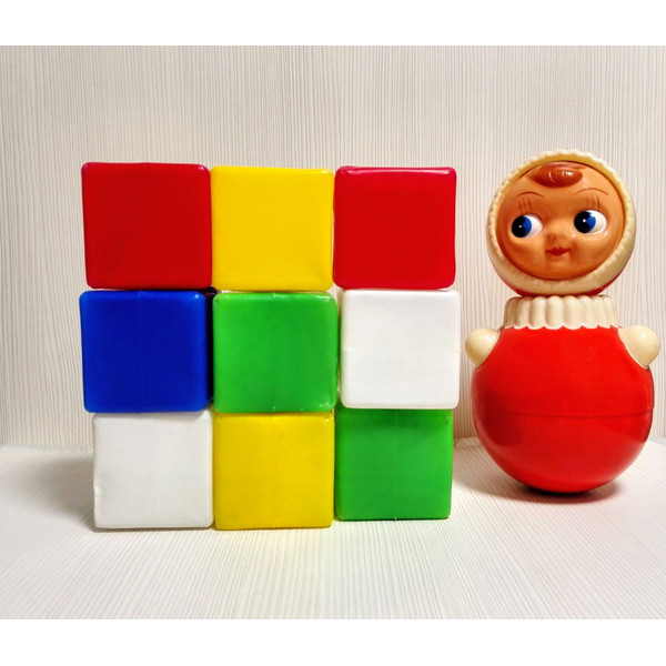 set-colored-plastic-blocks.jpg
