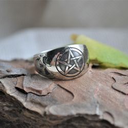Witch Ring with Pentagram and Skull.  Inverted pentagram ring. Wiccan skull ring.  Occult ring. Pentagram ring