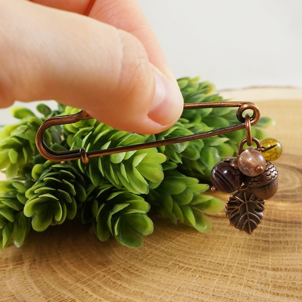 autumn-nature-woodland-forest-acorn-pin-brooch-jewelry