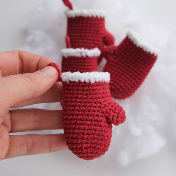 Christmas mittens crochet pattern