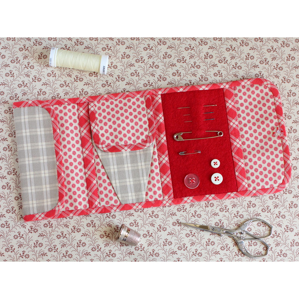 roll-up-sewing-kit-sewing-pattern-5.JPG