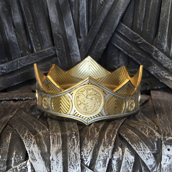 Viserys-Rhaenyra-Targaryen-Crown