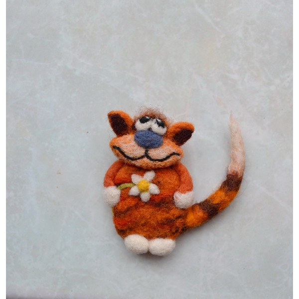 Felt red lucky cat with chamomile.JPG
