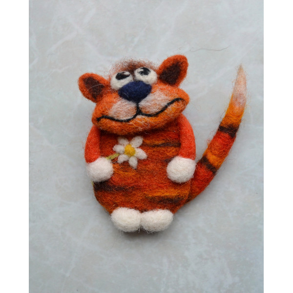 Felt red lucky cat with chamomile (2).jpg