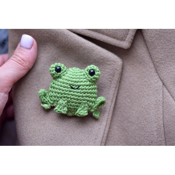 frog-Coat-Jacket-Brooch-Pin