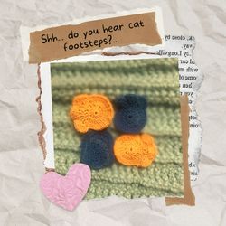 Hand-crocheted keychain in the form of an animal footprint, a cat's paw with the function of a key holder