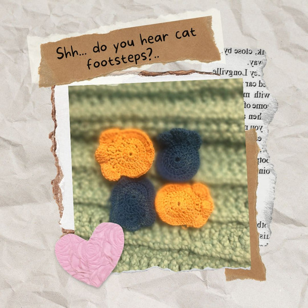 photo with four blanks for knitted key chains in the form of cat's paws, two yellow and two blue.JPG