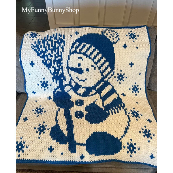 loop-yarn-finger-knitted-snowman-blanket.png