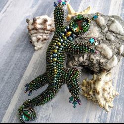 Handmade 3D beaded brooch emerald lizard, salamander brooch pin, herpetologist gift, reptile jewelry, reptile gift
