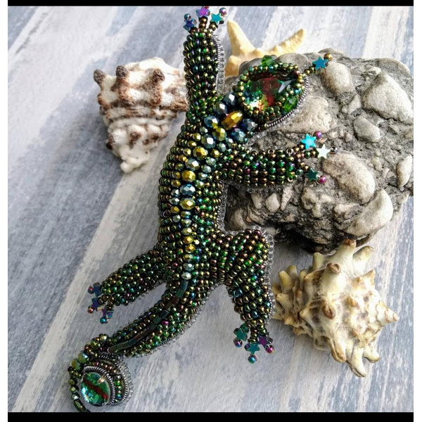 Handmade-beaded-brooch-green-lizard.jpg