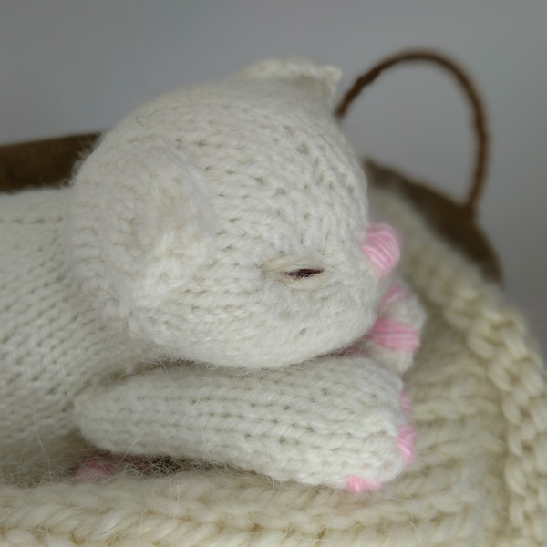 Kitten knitting pattern. Sleeping kitten knitting pattern