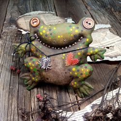 Fun frog toad halloween decor