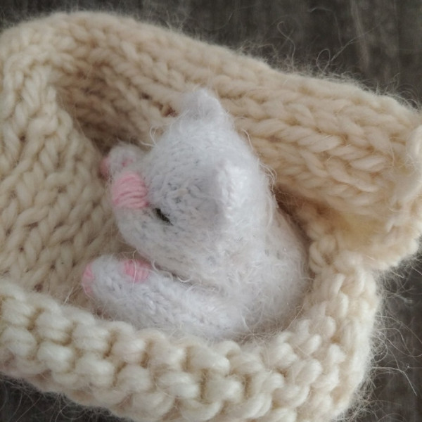 Little sleeping kitten knitting pattern  Crochet kitty