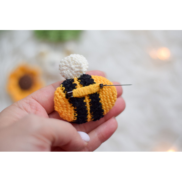 handmade-bee-brooch
