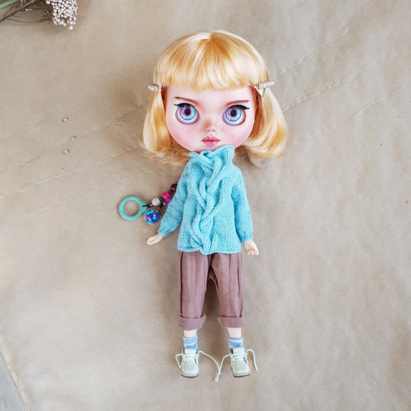 Blythe pattern knit sweater with voluminous braid in the center and braids on the sleeves, Blythe clothes pattern